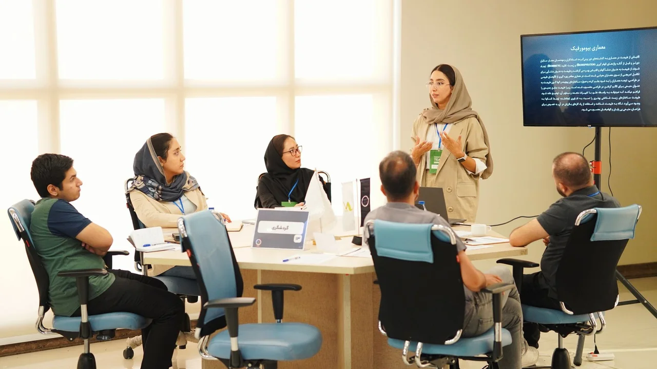كيف استغنت شركة تأمين عن المخططات المرجعية لإنفيديا وبنَت أول جهاز محلي لتشغيل 14 وكيلاً ذكياً آمناً