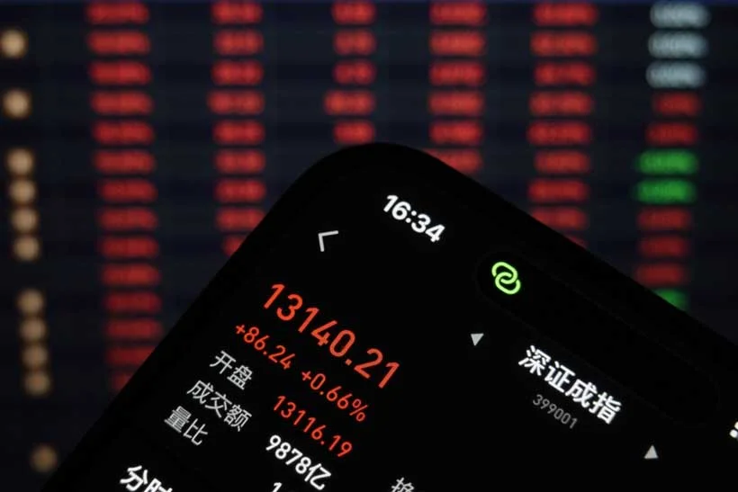 منصة تداول إلكترونية يظهر عليها سهم افتراضي لشركة ذكاء اصطناعي مع سهم متذبذب وأسهم صينية منافسة في الخلفية